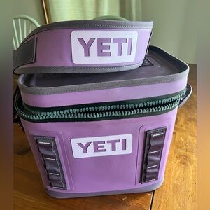 Yeti Hopper Flip 8 in Vibrant Purple